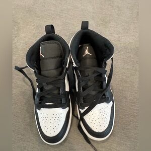 Nike Air Force Mid 1 Kids Black and White Sneakers, Size 1.5